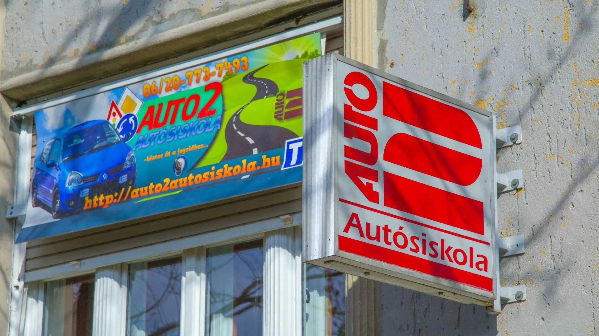 Az Auto 2 Autósiskola irodája Gyöngyös belvárosában